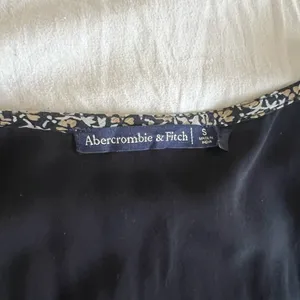 Abercrombie & Fitch Floral Faux Wrap Mini Dress Flutter‎ Sleeve V-Neck Lined thumbnail 2