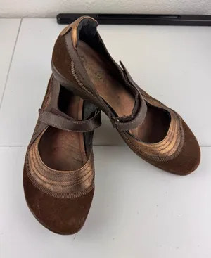 Naot Mary Jane Flats‎ Brown Suede Bronze Accent Comfort Shoes Womens 38 7 7.5 thumbnail 1