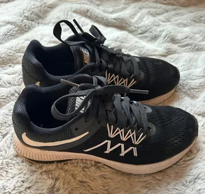 Nike Tennis Shoes thumbnail 1