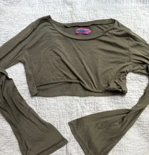 Edikted Long Sleeve Crop Top Green thumbnail 1