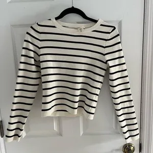 Long sleeve black and white stripped long sleeve thumbnail 1
