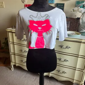 White and pink cropped tee with a cute cat design #croptop thumbnail 2
