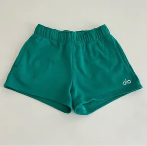 Alo Yoga Accolade Shorts Green thumbnail 2