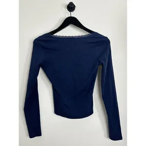 EDIKTED Mora Lace Trim Ribbed T-Shirt in Navy Size Small thumbnail 7