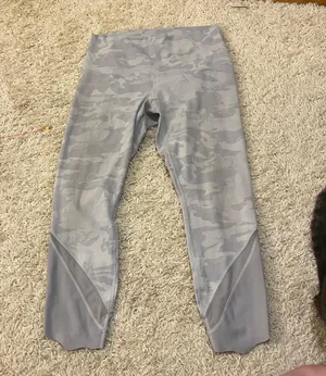 Lululemon Wunder Under Scalloped 23”size 12 thumbnail 1