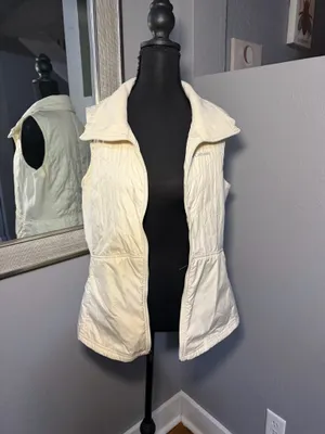 Columbia Women's Mix It Around II Cream Vest Size Medium.  thumbnail 4