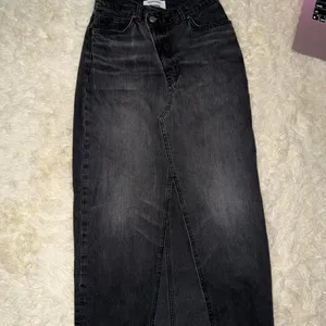 Reformation Jeans Tazz Maxi Denim Distressed Skirt Gray Black Size 26 NWOT thumbnail 3