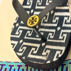 Tory Burch Rubber Printed Flip Flops Women's Size 9.5 Gold Logo Medallion thumbnail 5