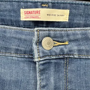 NWT Levi's Signature Jeans Women's 20M Mid Rise Skinny Jeans thumbnail 5