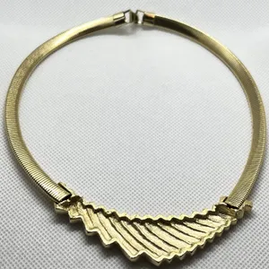 VTG NWOT 1980s Polished Gold Tone Ribbed Chevron Shaped Pendant Choker Necklace thumbnail 8
