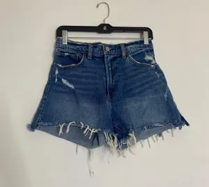 Abercrombie BNWOT 4” Mom Jean Shorts thumbnail 1