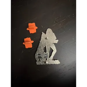 Hooters Daytona Pin-Up Girl Metal Lapel Pin owl Rubber Clasps thumbnail 3