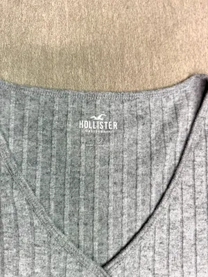 Hollister Grey T-Shirt Women’s Small thumbnail 3