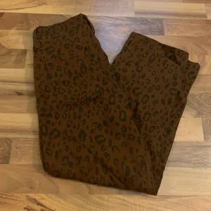 Cheetah mom jean pants Size 4 thumbnail 1