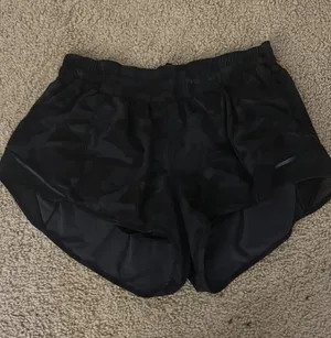 2 1/2 inch lululemon camo shorts size 10 thumbnail 1