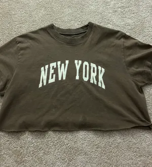 Brandy Melville Cropped New York relaxed t-shirt thumbnail 1
