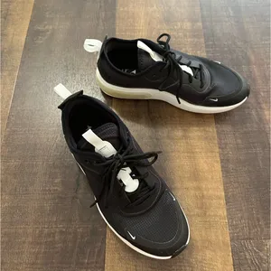 Nike Air Max Motion 2 Sneakers Black White Women’s Size 7 Running Shoes thumbnail 6