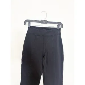 Alo Airbrush High-Waist Flutter Cropped Leggings Size XS Black Split Flare Hem thumbnail 4