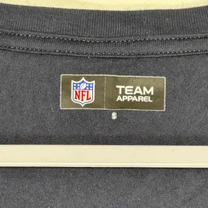 NFL Team Apparel New England Patriots Navy Blue V-Neck‎ Graphic T-Shirt Small thumbnail 6