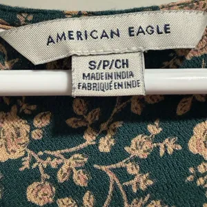 American Eagle Outfitters Dark Green Floral Blouse‎ Size Small thumbnail 3