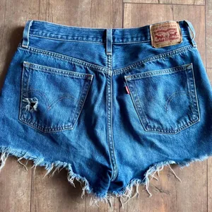 Levi’s Distressed Raw Hem Button Fly Denim Shorts Size 33 thumbnail 2