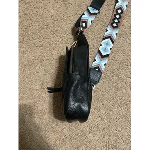 Anthropologie Urban‎ Originals Vegan Leather Sling Bag Geometric Black Strap thumbnail 7