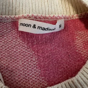 Moon & Madison Sz:M Cropped Pink Smiley Face Crew Neck Oversized Sweater. thumbnail 6