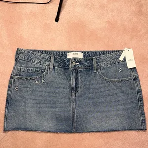 Hollister Low-Rise Star Embroidered Denim Mini Skort NWT thumbnail 6