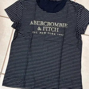Abercrombie & Fitch Women Navy Blue‎ Crew Neck stripe T-Shirt size XS thumbnail 4