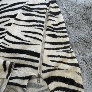 Crew Neck Lightweight Zebra‎ Print Sweater Sz S Side Zippers thumbnail 5