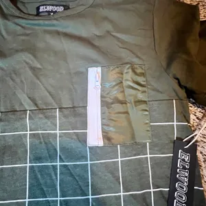 Elwood Olive Green‎ Grid Print Zip Pocket T-Shirt Mens Medium NWT Streetwear thumbnail 3