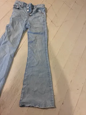 American Eagle Super High-Rise Light-Wash Flare Jeans thumbnail 5