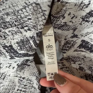 Alo Yoga Vapor Snakeskin High Waisted Leggings Size Small thumbnail 3