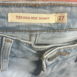 ✨Levi’s 721 High Rise Skinny Women's Sz 27 Jeans✨ thumbnail 8