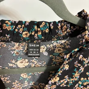 SHEIN Black Floral Tiered Ruffled V-Neck Collar Mini Dress thumbnail 5