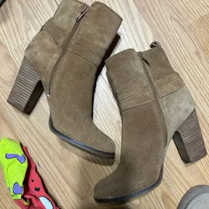 Light Tan Suede heeled Ankle Boots zipper on inside women’s 8M thumbnail 8