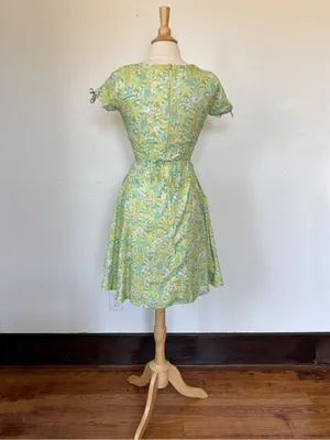 Vintage-Inspired Green Floral Fit & Flare Sweetheart Dress thumbnail 4