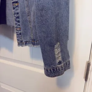 Womens NWOT Distressed Raw Hem Denim Jacket Medium Wash Blue Jean Trucker XL thumbnail 11