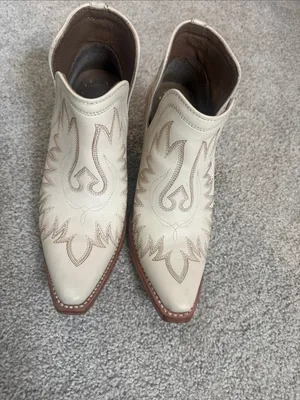 Women’s Cream Western-Style Leather Ankle Boots thumbnail 2