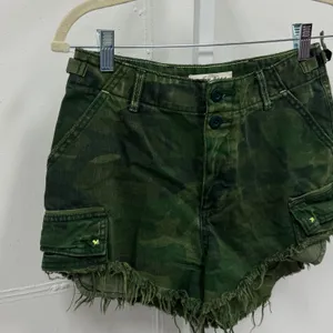 Free People We‎ The Free Commander Cutoff Denim Camo Shorts Military Green Cargo thumbnail 3
