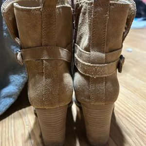 Light Tan Suede heeled Ankle Boots zipper on inside women’s 8M thumbnail 6