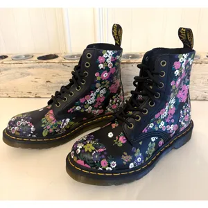 Dr Martens 1460 Pascal Boots Womens Size 8 Black Floral Leather Combat‎ Ankle thumbnail 1