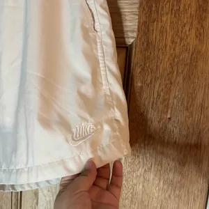 Nike Cream Athletic Shorts Relaxed Fit size XL thumbnail 2