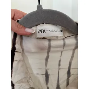 Zara Abstract Print Button Up Shirt Women’s M Beige Black Oversized Blouse thumbnail 3