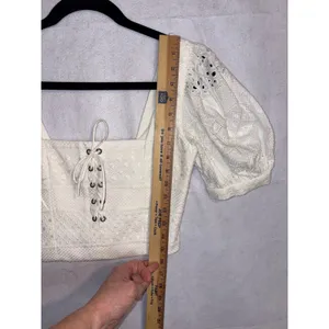 Alice + Olivia‎ White Eyelet Lace Crop Top Puff Sleeve Lace Up likely size XS thumbnail 9