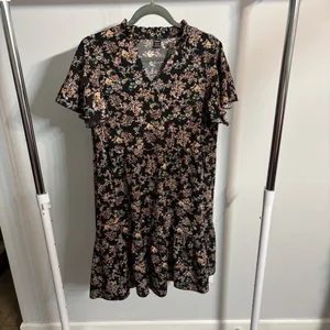 SHEIN Black Floral Tiered Ruffled V-Neck Collar Mini Dress thumbnail 3