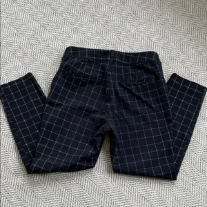 Old Navy Women’s Black Windowpanel Pixie High Rise Pants thumbnail 9
