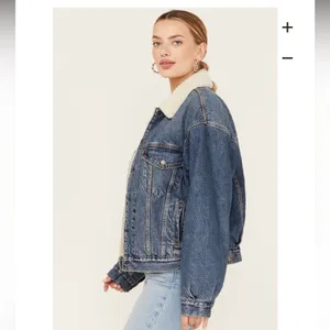 Levi's Women's Medium Wash 90s Sherpa Trucker Jacket Sz L thumbnail 3