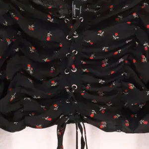 Forever 21 Floral Lace Up Milkmaid Crop Top Womens Size S Black Rose‎ Dark Fairy thumbnail 2