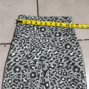 Offline by Aerie Women Hi-Rise Gray Animal Print 7/8 Legging size‎ S thumbnail 6